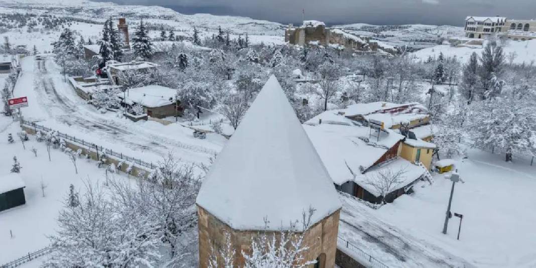 3000 yıldır ayakta duruyor, hikayesi şaşırtıyor! Kar altında eşsiz manzara: Harput Kalesi’nin sütten yapıldığına inanılıyor 2